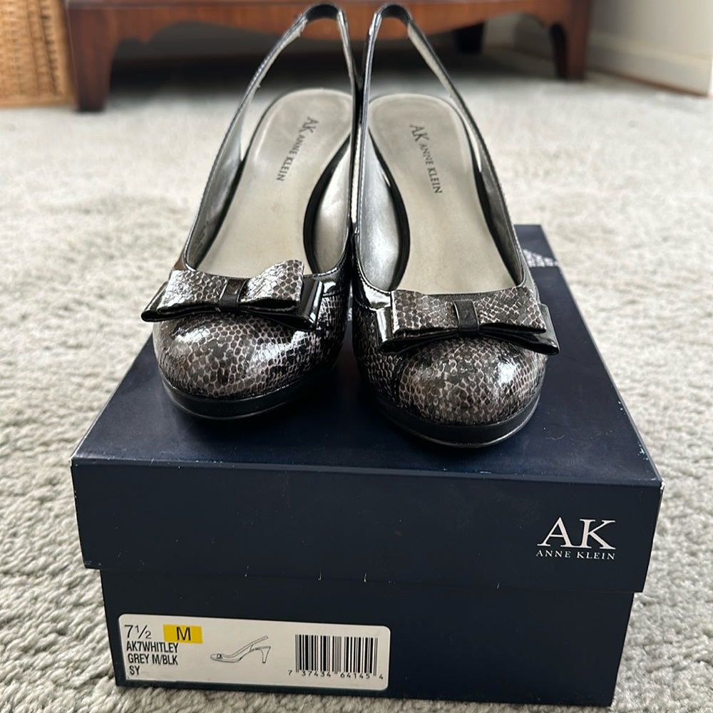 Women’s Sling Back Heels NWOT